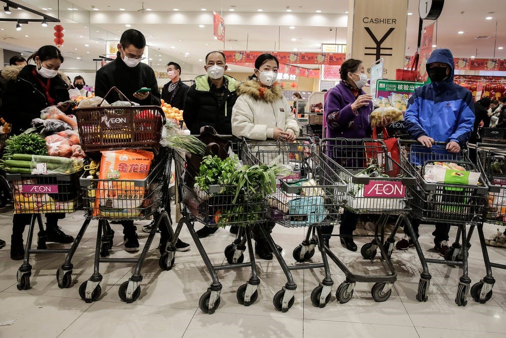 Người dân Vũ Hán đeo khẩu trang đi mua thực phẩm dự trữ trong bối cảnh thành phố bị phong tỏa vì dịch coronavirus mới. Ảnh: Getty.