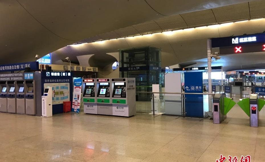 Hình ảnh yên tĩnh lạ thường ở ga tàu Vũ Hán dịp cao điểm di chuyển Tết Nguyên đán do thành phố bị phong tỏa vì dịch coronavirus mới. Ảnh: CN.