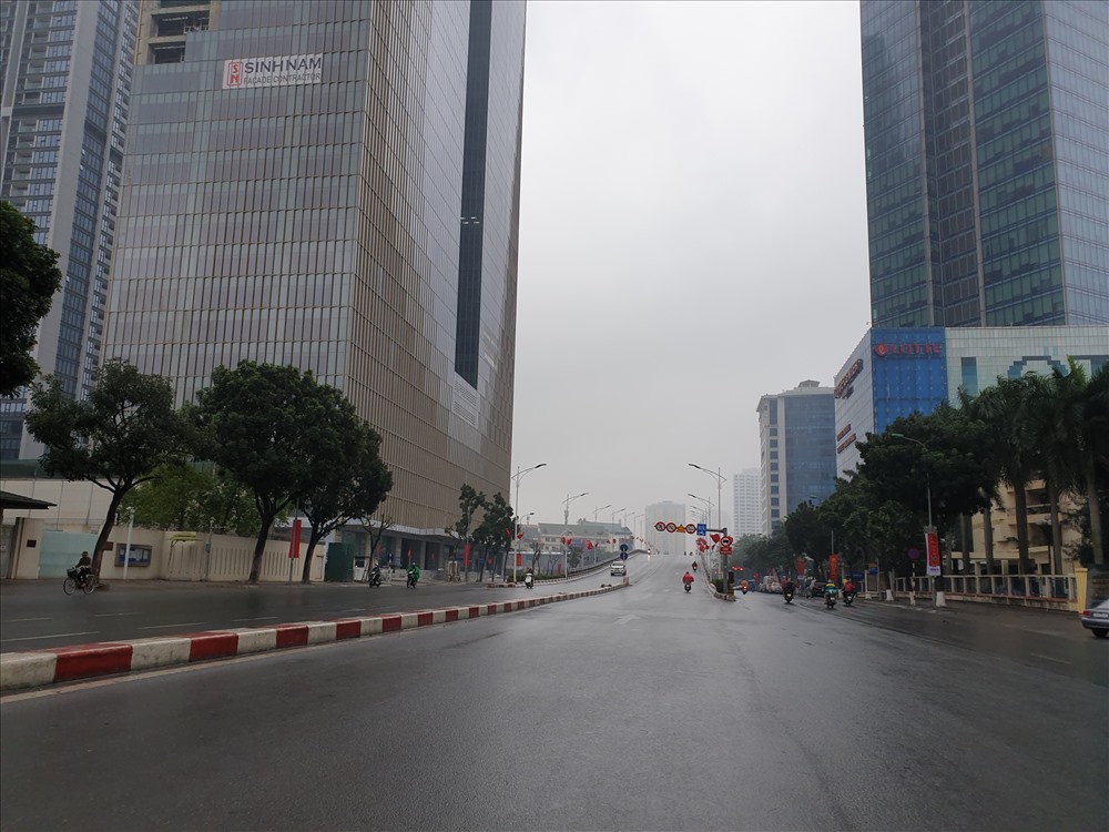 Sáng 30 Tết trời Hà Nội se lạnh kèm theo cơn mưa nhỏ, những con đường ngày thường đông đúc tấp nập nay lại vắng hoe, ít người qua lại.