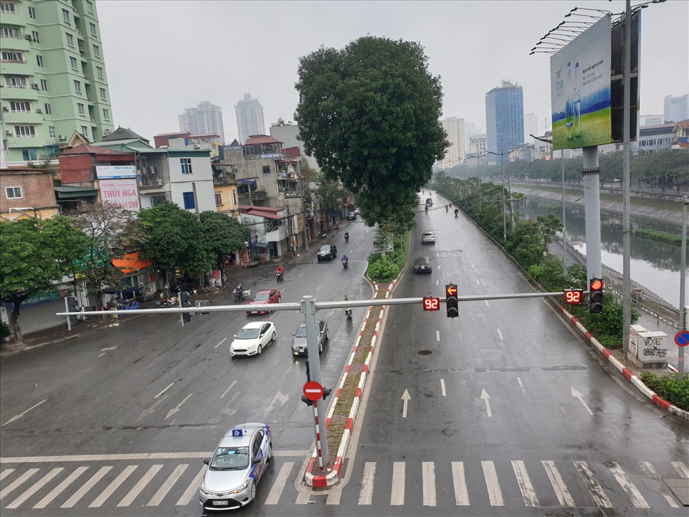 Lác đác phương tiện di chuyển trên đường Láng. Ảnh: TG.