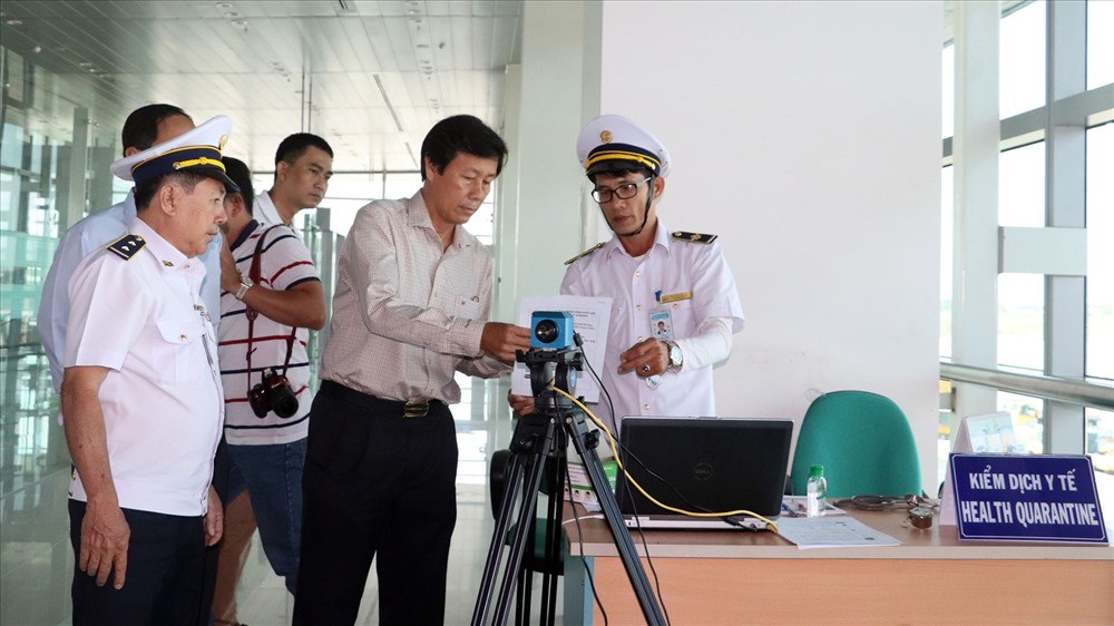 Ông Cao Minh Chu, Giám đốc Sở Y tế TP Cần Thơ kiểm tra công tác sẵn sàng ứng phó bệnh viêm phổi Corona tại Cảng HKQT Cần Thơ.