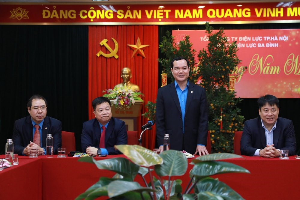 Đồng chí Nguyễn Đình Khang, Uỷ viên Trung ương Đảng, Chủ tịch Tổng LĐLĐVN phát biểu tại buổi gặp cán bộ công nhân viên Công ty Điện lực Ba Đình.