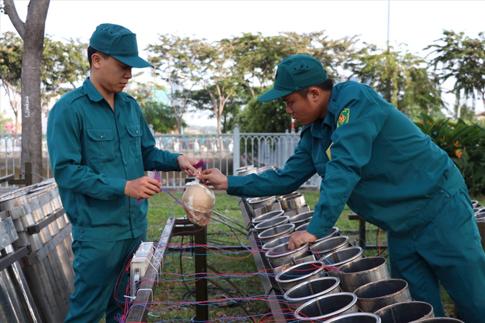 Những quả pháo tầm cao có nhiều loại đạn đủ kích cỡ, sau khi đấu nối với dây mồi lửa điện được cho vào ống pháo.