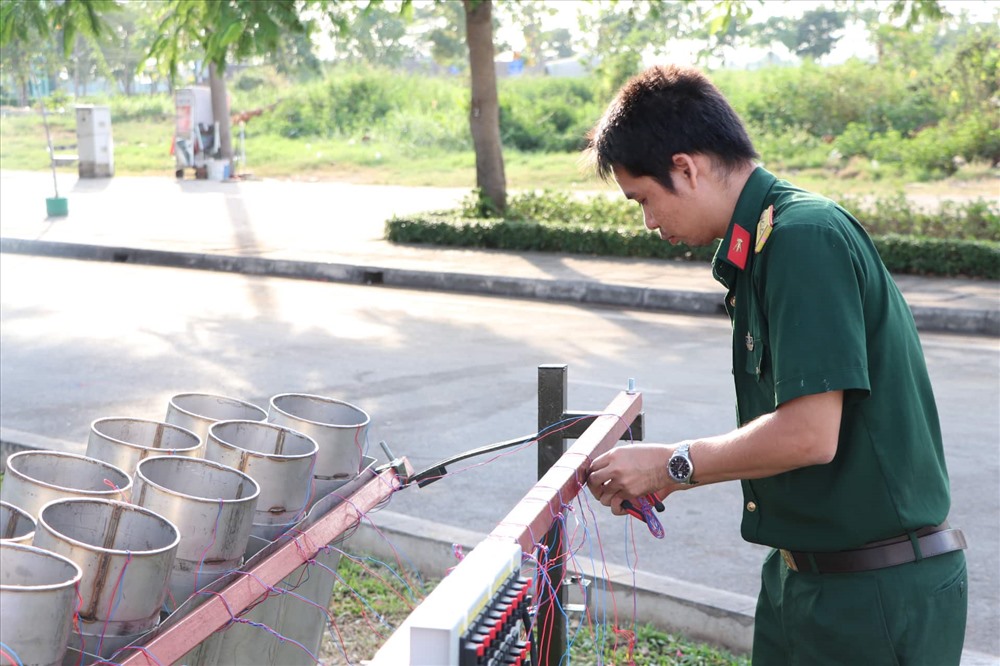 Các cán bộ chiến sĩ thuộc Bộ tư lệnh TPHCM thực hiện kết nối nguồn điện đến trung tâm chỉ huy, chờ đến giờ khai hoả để phục vụ người dân thưởng thức xem pháo hoa.