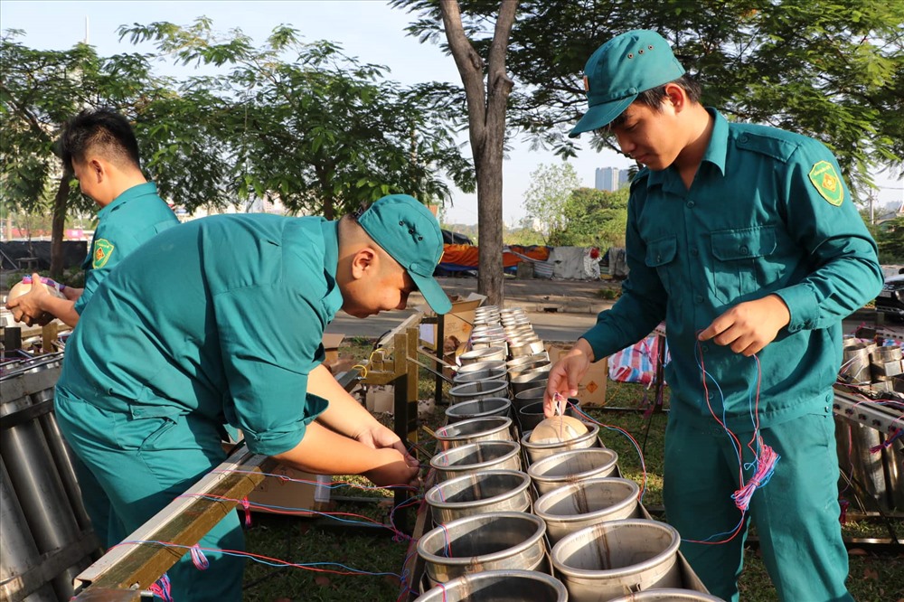 Tại khu vực hầm vượt sông Sài Gòn, 1.500 quả pháo tầm cao cùng pháo tầm thấp, hỏa thuật được mang ra để dựng “trận địa“.