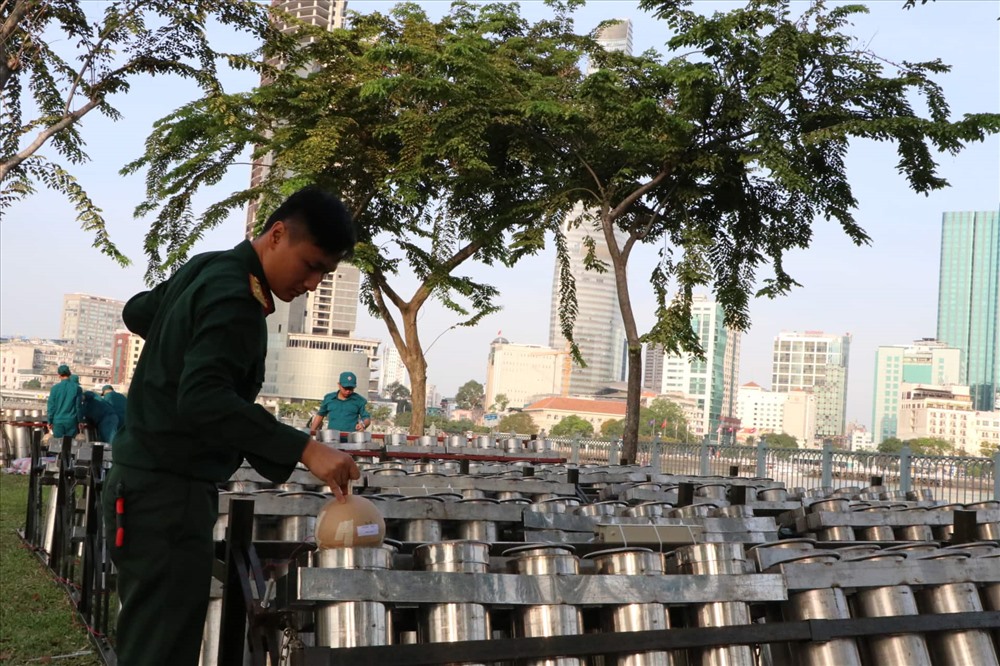 ông tác lắp đặt cơ bản đã hoàn tất sáng nay, đảm bảo các quả đạn đều sẽ nổ thông suốt khi tiến hành điệp hỏa đúng thời khắc giao thừa