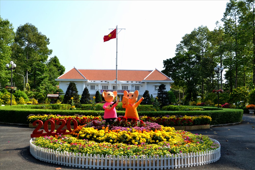 Trụ sở UBND tỉnh Đồng Tháp nhìn từ cổng chính. Ảnh: Lục Tùng