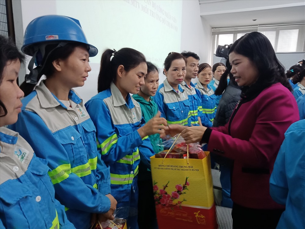 Bà Đặng Thị Phương Hoa – Phó Chủ tịch phụ trách Liên đoàn Lao động thành phố Hà Nội chia sẻ với những vất vả của công nhân công ty Môi trường đô thị Hà Nội