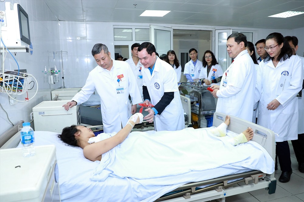 Chủ tịch Tổng LĐLĐVN Nguyễn Đình Khang tặng quà, động viên sản phụ bị bỏng đang nằm điều trị tại Bệnh viện Phụ - Sản Trung ương.