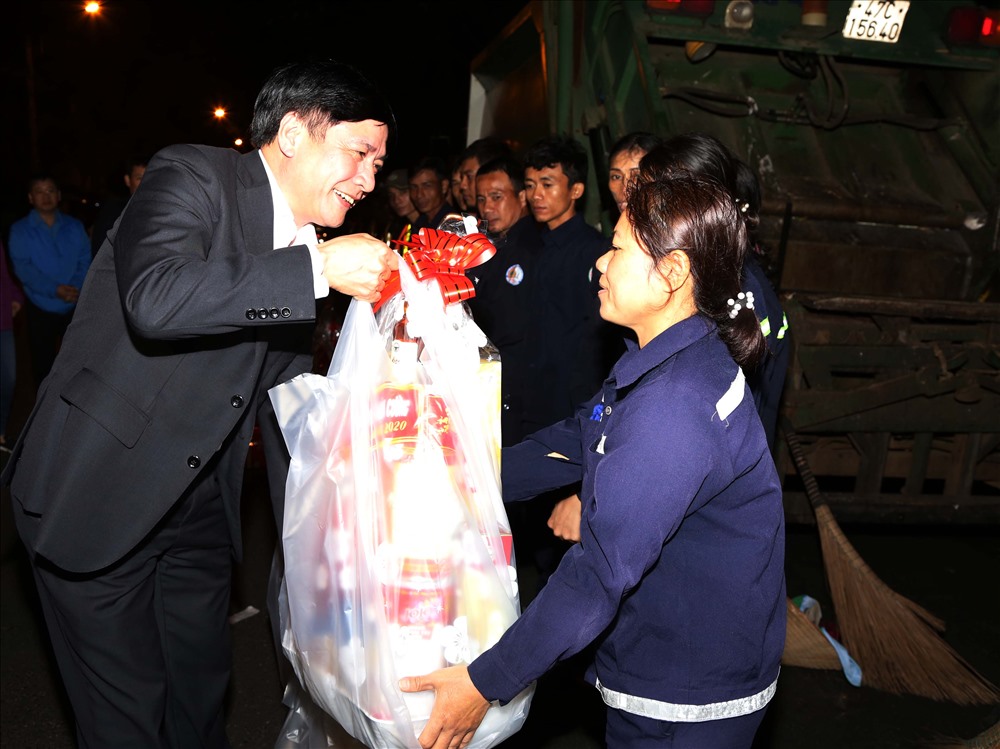 Ủy viên Trung ương Đảng, Bí thư Tỉnh ủy Bùi Văn Cường trao tặng các suất quà cho các lao công.
