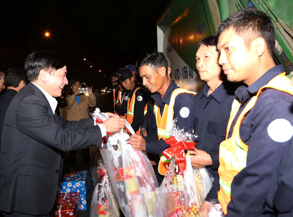 Ủy viên Trung ương Đảng, Bí thư Tỉnh ủy Bùi Văn Cường trao quà động viên các công nhân vệ sinh môi trường.