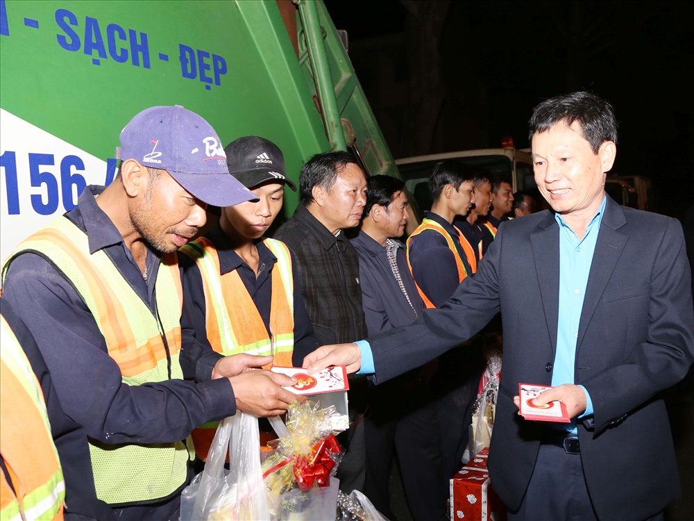 Chủ tịch Liên đoàn Lao động tỉnh Nguyễn Công Bảo lì xì Tết các công nhân vệ sinh môi trường.
