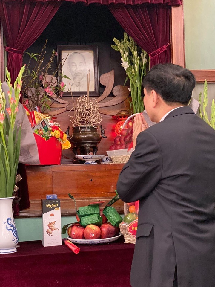 Bí thư tỉnh ủy Đắk Lắk thành kính dâng hương tưởng nhớ Bác Hồ.