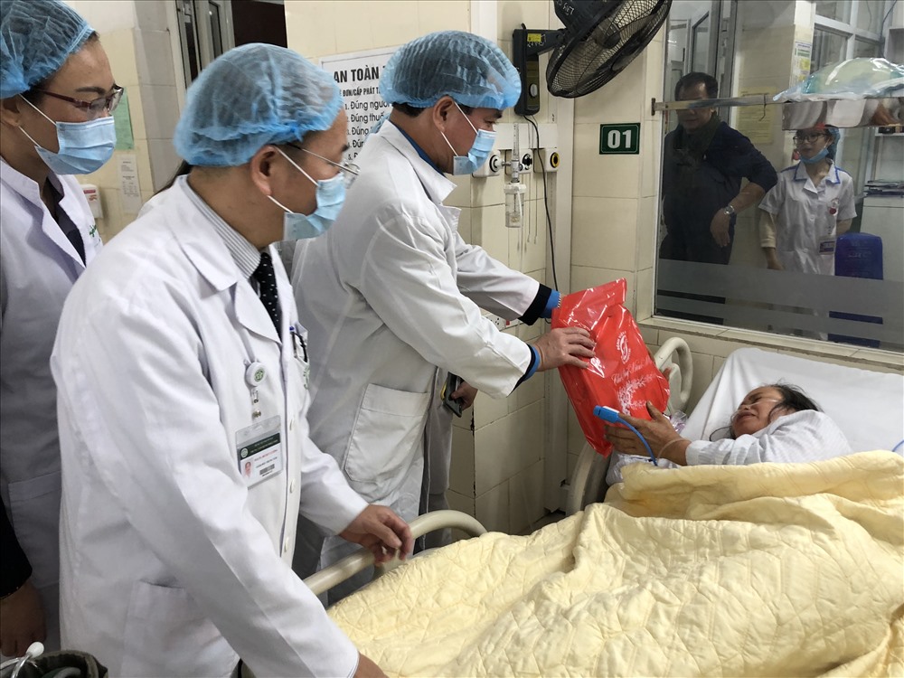 Chủ tịch Tổng LĐLĐVN Nguyễn Đình Khang tặng quà Tết cho người bệnh nặng đang điều trị nội trú tại Trung tâm bệnh nhiệt đới. Ảnh: V.L