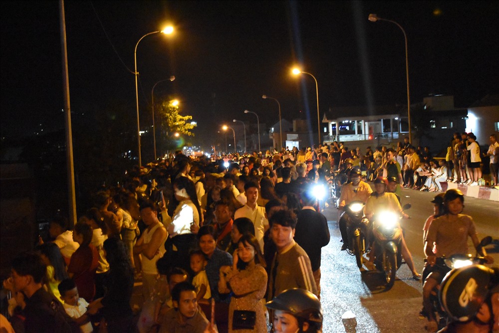 Hàng ngàn người dân huyện An Phú, tỉnh An Giang đi xem pháo hoa đứng trên cầu Cồn Tiên. Ảnh: Thành Nhân