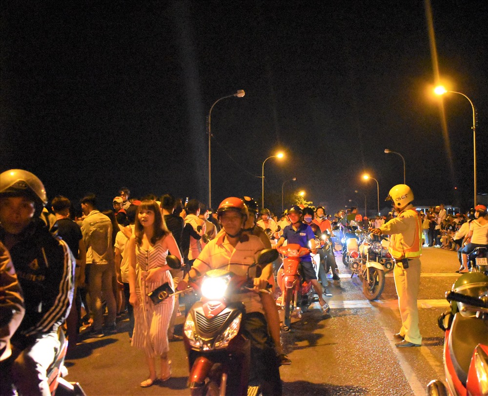 Lực lượng Công an huyện An Phú (tỉnh An Giang) điều tiết giao thông trên cầu Cồn Tiên trước thời khắc bắn pháo hoa. Ảnh: Thành Nhân