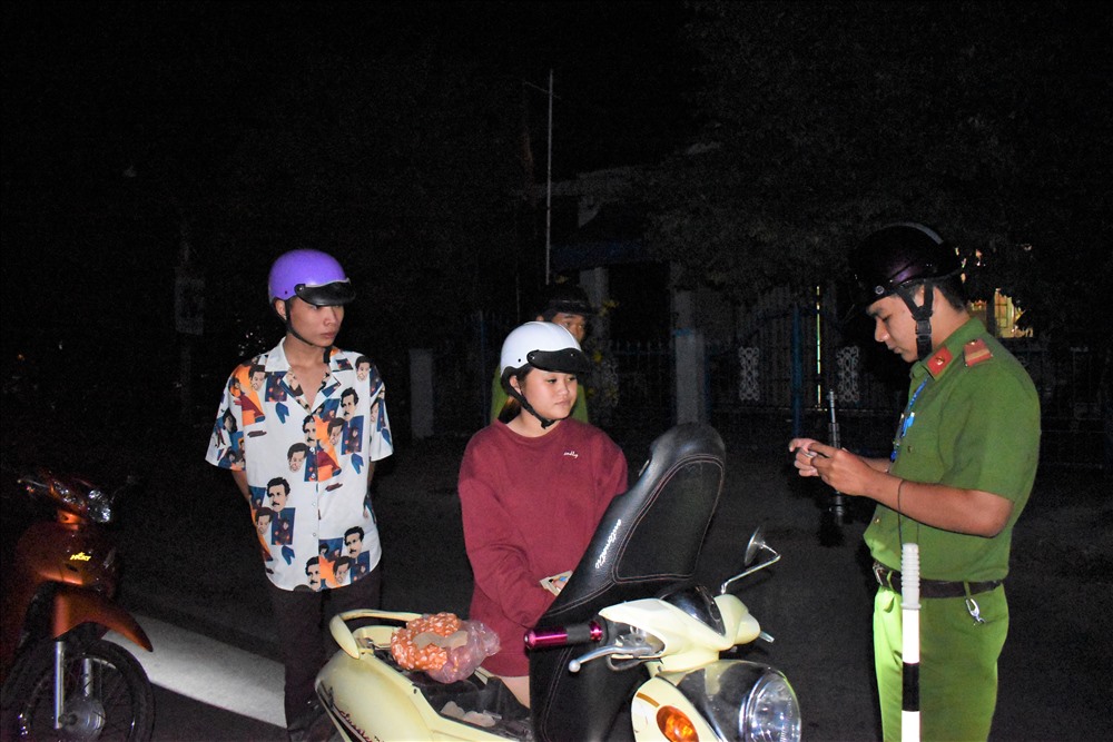 Công An Xã Quốc Thái (huyện An Phú, tỉnh An Giang) thực hiện nhiệm vụ tuần tra suốt đêm. Ảnh: Thành Nhân