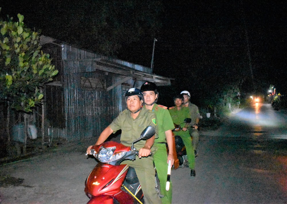 Công An Xã Quốc Thái (huyện An Phú, tỉnh An Giang) thực hiện nhiệm vụ tuần tra suốt đêm. Ảnh: Thành Nhân