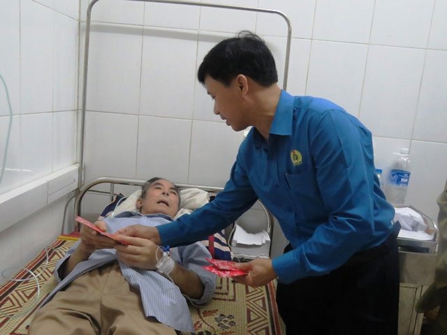Tặng quà cho bệnh nhân tại Bệnh viện Thành phố Hà Tĩnh