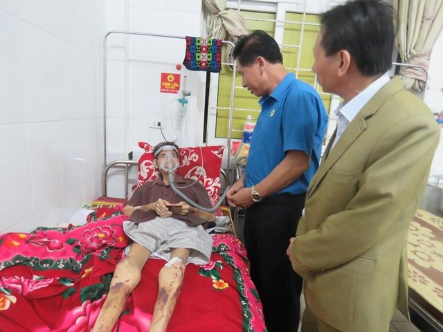 Tặng quà cho bệnh nhân ở Thành phố Hà Tĩnh