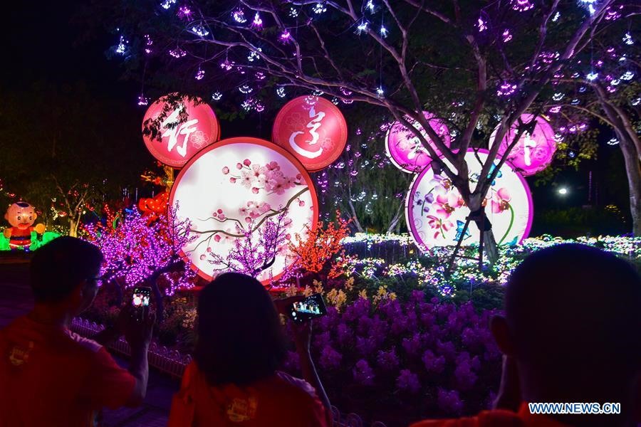 Mọi người háo hức đến tham quan lễ hội đèn lồng ở Malaysia để đón năm mới 2020. Ảnh: Xinhua