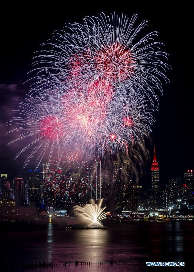 Màn pháo hoa rực rỡ sắc màu được bắn trên sông Hudson, New York, Mỹ trong dịp Tết Nguyên đán 2020. Ảnh: Xinhua