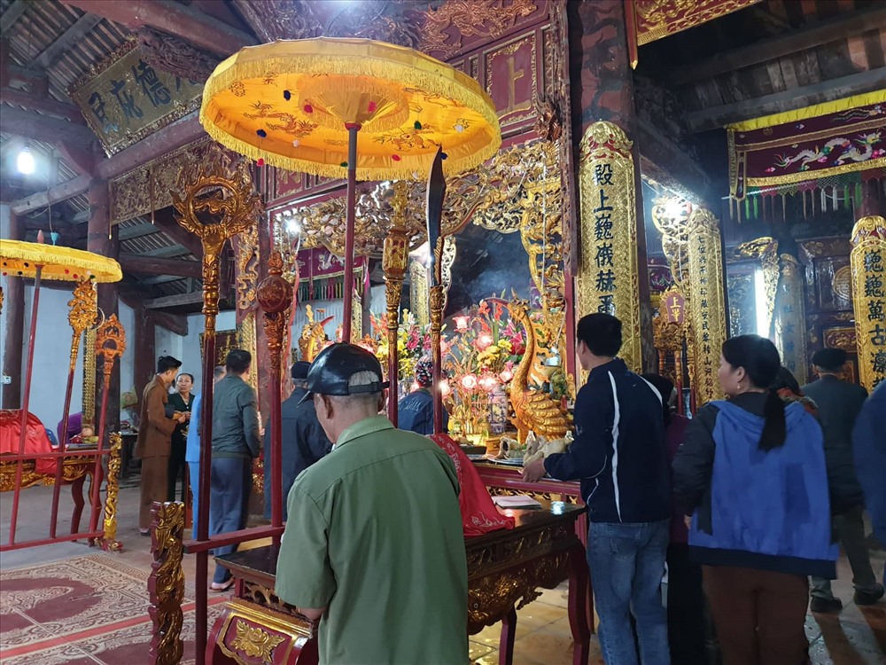 Nhiều người quan niệm, dù trời mưa hay nắng nhưng khi đã tới chùa thì đều nên thắp nén hương, cầu khấn sự bình an cho cả gia đình.