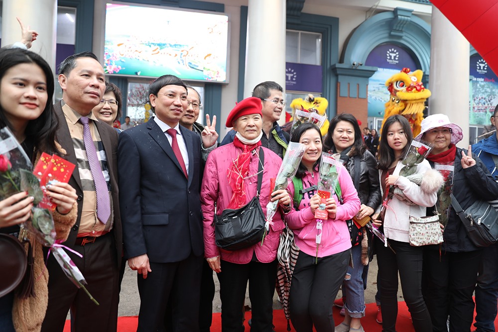 Lãnh đạo tỉnh Quảng Ninh và TP. Hạ Long có mặt chào đón đoàn khách thăm vịnh đầu tiên của năm mới tại cảng tàu khách Tuần Châu. Ảnh: BQN
