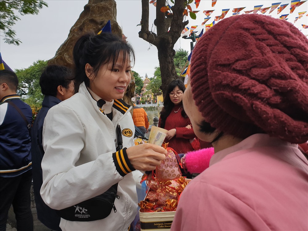 Muối, chim, và rùa được nhiều người bày bán trước cổng chùa Trấn Quốc. Ảnh: Tùng Giang
