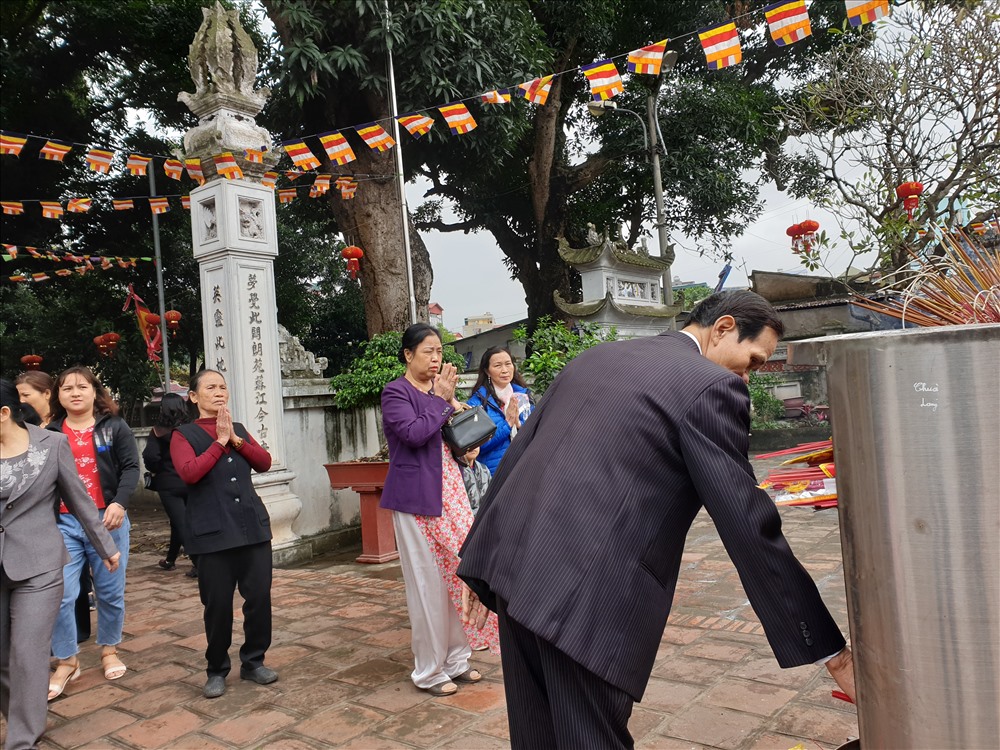 Nhiều người đến Chùa Láng (Phố Chùa Láng, Đống Đa, Hà Nội) vì tâm niệm đến chùa vào năm mới để gặp may mắn và để cầu bình an cho bản thân và gia đình. Ảnh: Tùng Giang.