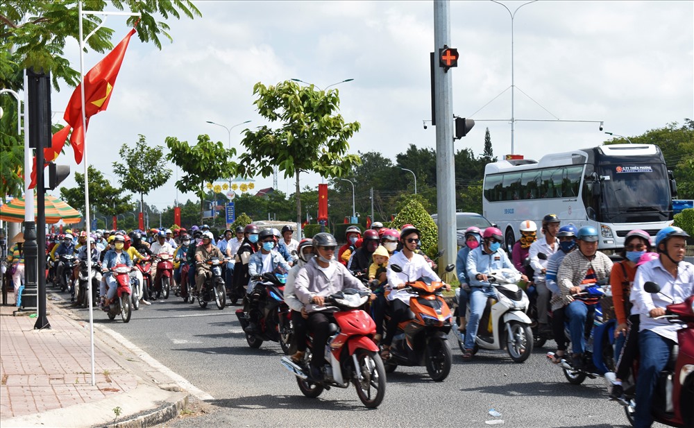 Hàng ngàn người dân khắp nơi đi viếng Miếu Bà Chúa Xứ Núi Sam vào ngày mùng 1 Tết. Ảnh: Thành Nhân