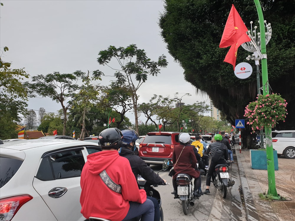 Tại khu vực trung tâm thành phố, như đường Đinh Tiên Hoàng, Thanh Niên, Nút giao Thụy Khuê - Hùng Vương - Phan Đình Phùng - Thanh Niên, xung quanh hồ Hoàn Kiếm... lượng người tập trung khá đông, cùng với phương tiện cá nhân khiến giao thông nhiều điểm bị ách tắc. Ảnh: Tùng Giang.