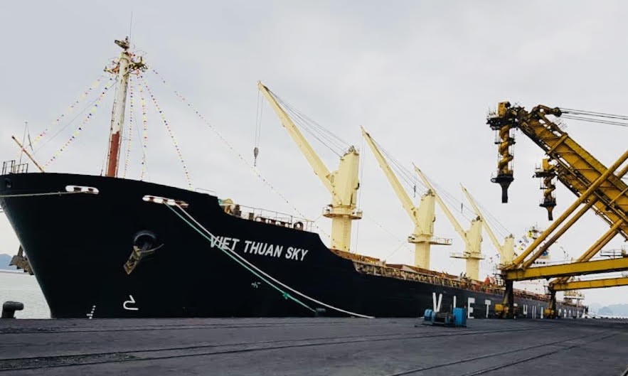 Tàu Việt Thuận Sky tiếp nhận trên 42.500 tấn than trong ngày đầu “xông” cảng Cẩm Phả. Ảnh: T.N.D