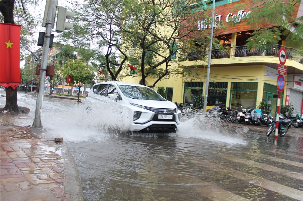 Sau nhiều trận mưa kéo dài “như trút nước“, một số tuyến phố ở Hải Phòng ngập nặng khiến không khí du xuân càng thêm vắng vẻ, ảm đạm. Ảnh MD