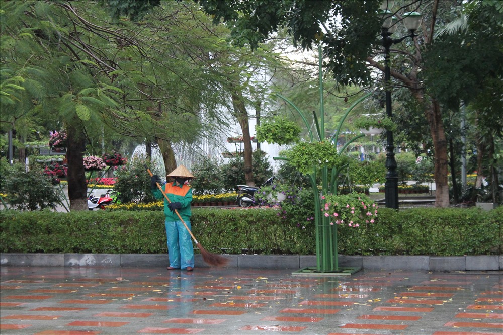 Trong ngày đầu năm, những công nhân môi trường vẫn miệt mài với công việc, mang lại vẻ đẹp phong quang, sạch sẽ cho phố phường Hải Phòng. Ảnh MD