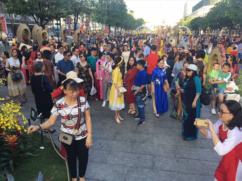 Từ sáng sớm mùng 2 Tết, đường hoa Nguyễn Huệ khu vực phố đi bộ tại khu trung tâm TPHCM đã đông nghẹt người để về du xuân cùng gia đình