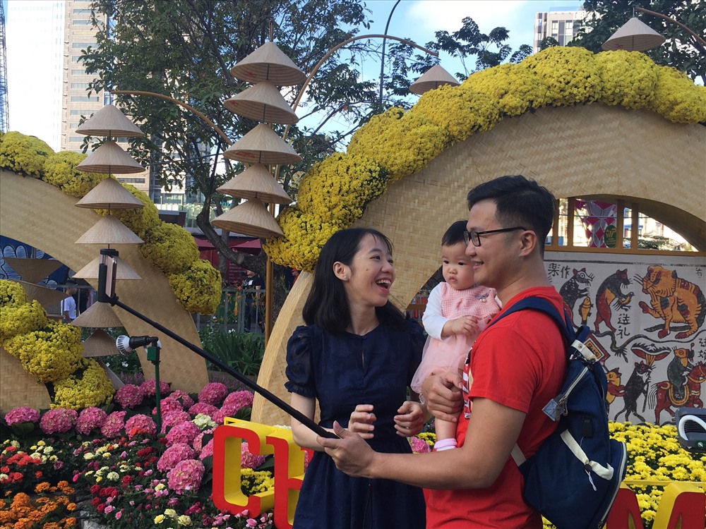 Rạng rỡ  hạnh phúc cùng gia đình tại đường hoa Nguyễn Huệ sáng mùng 2 Tết