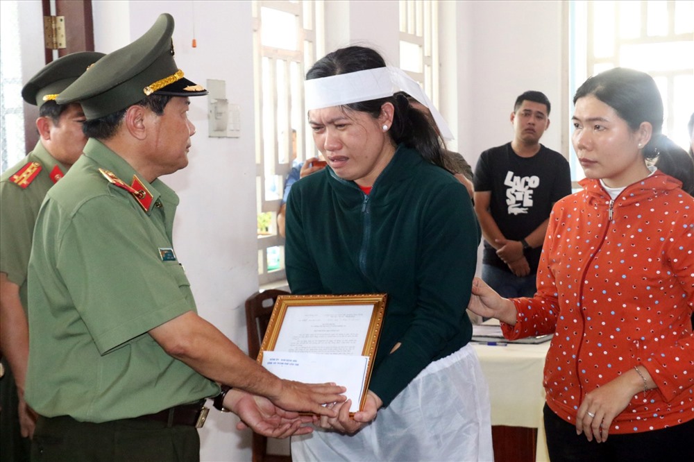 Thiếu tướng Nguyễn Văn Thuận, Giám đốc Công an TP Cần Thơ động viên gia đình anh Hải