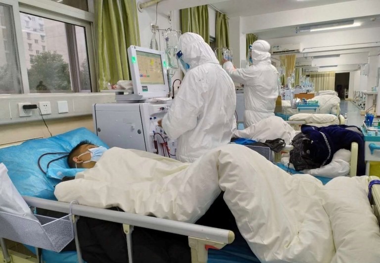 Những hình ảnh đội ngũ nhân viên y tế đang chữa trị cho bệnh nhân được bệnh viện trung ương Vũ Hán đăng tải trên mạng xã hội. Ảnh: Reuters.