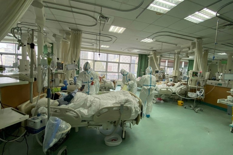 Được biết, một bác sĩ bệnh viện Vũ Hán đã qua đời hôm 25.1 sau cuộc chiến đấu kéo dài 9 ngày với chủng virus mới chết người này. Bác sĩ Liang Wudong, 62 tuổi, đã nghỉ hưu nhưng được huy động để hỗ trợ đối phó dịch bệnh. Một bác sĩ thứ 2, Jiang Jijun, đã chết vì đau tim do kiệt sức trong quá trình điều trị cho bệnh nhân. Ảnh: Reuters.