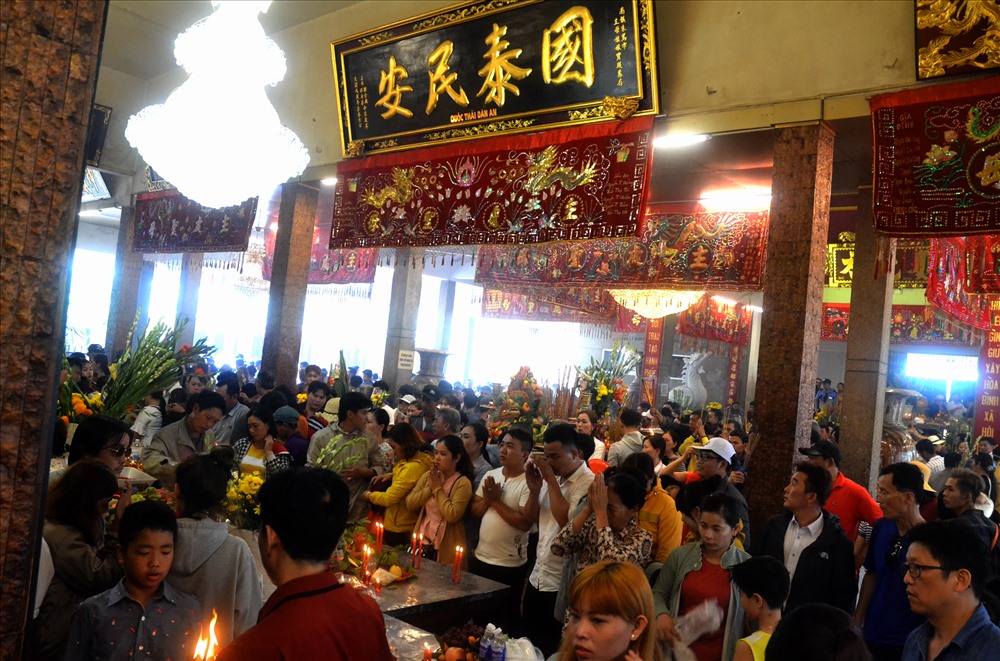 Bên trong Miếu đầy ắp người đến cúng, bái... Ảnh: LT