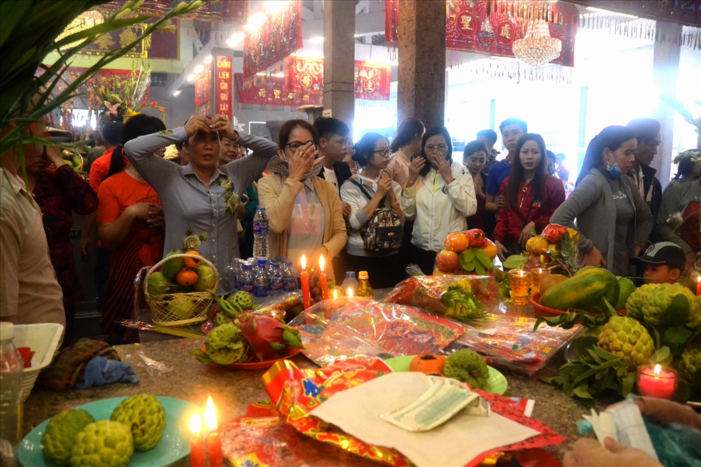 Bên cạnh hương đăng trà quả... Ảnh: LT