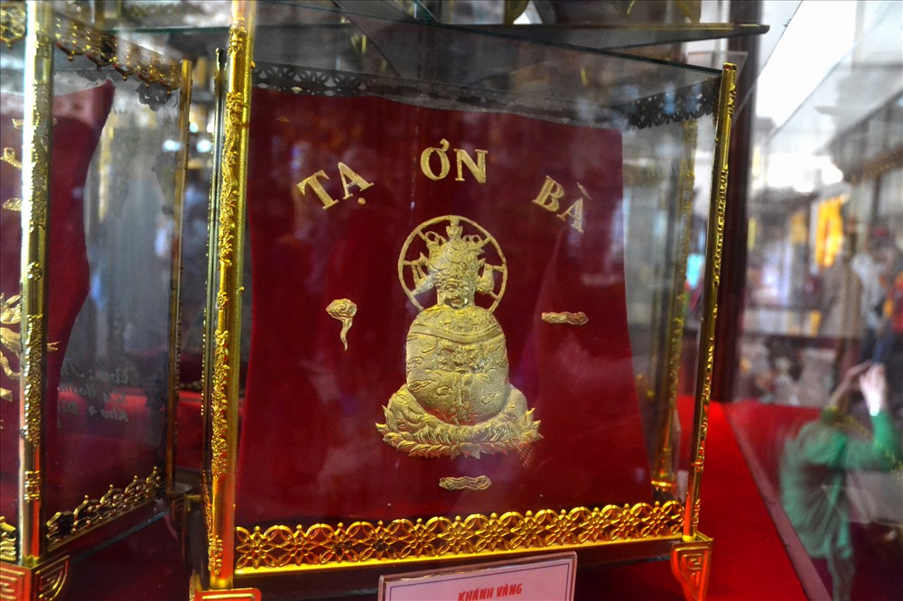Khánh vàng do người dân cúng trả lễ. Ảnh: LT