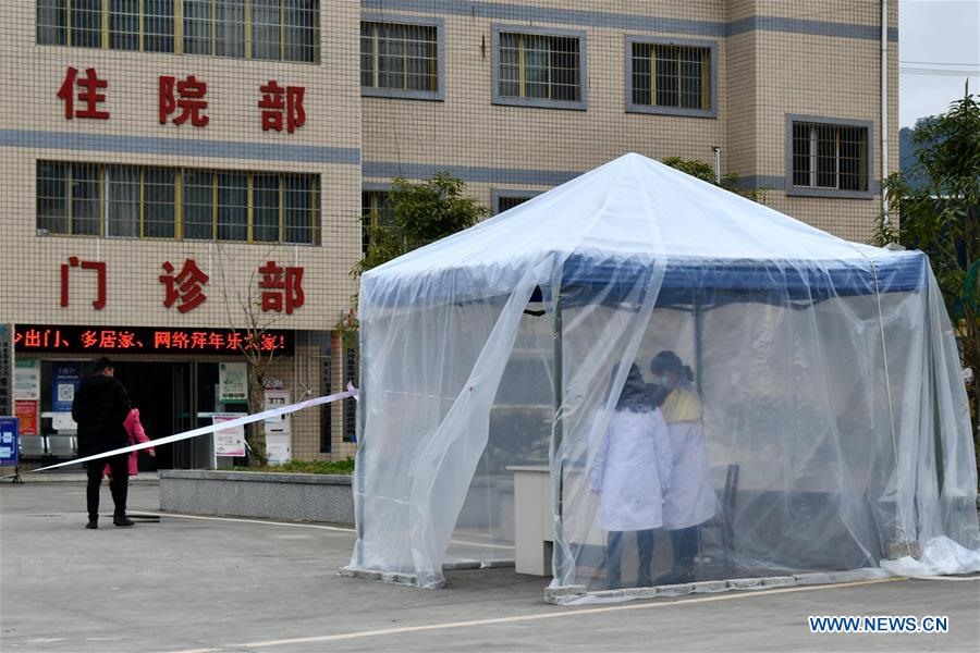 1 chốt kiểm tra tạm thời được thiết lập để kiểm tra thân nhiệt của bệnh nhân bên ngoài bệnh viện ở một thị trấn thuộc thành phố Tuân Nghĩa, phía tây nam tỉnh Quý Châu, ngày 26.1. Ảnh: Xinhua