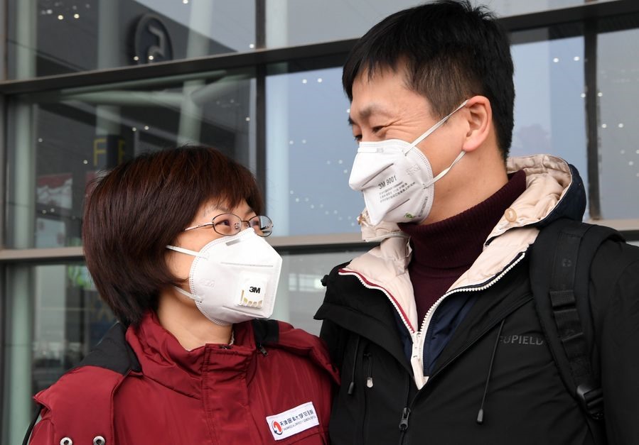 Bác sĩ Li Shuo (trái) tạm biệt chồng ở sân bay quốc tế Tân Hải Thiên Tân. Ảnh: Tân Hoa Xã.