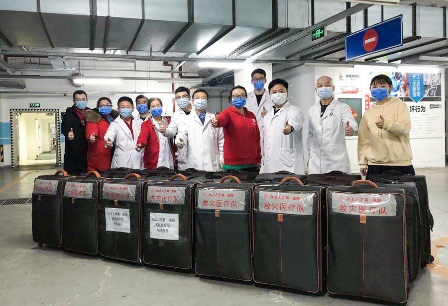 Các y bác sĩ cùng vật tư y tế chuẩn bị cho nhóm y bác sĩ tăng cường từ Bắc Kinh đi Vũ Hán hỗ trợ chống dịch virus corona. Ảnh: Tân Hoa Xã.