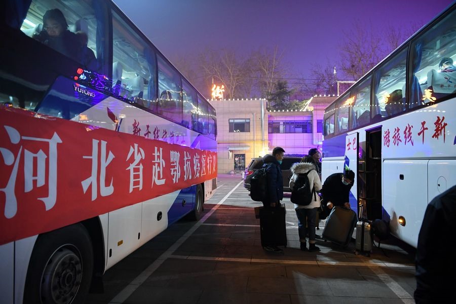 Thành viên của nhóm y bác sĩ đến ga tàu ở Thạch Gia Trang để từ đó đi tới Vũ Hán, tỉnh Hồ Bắc. Ảnh: Tân Hoa Xã.