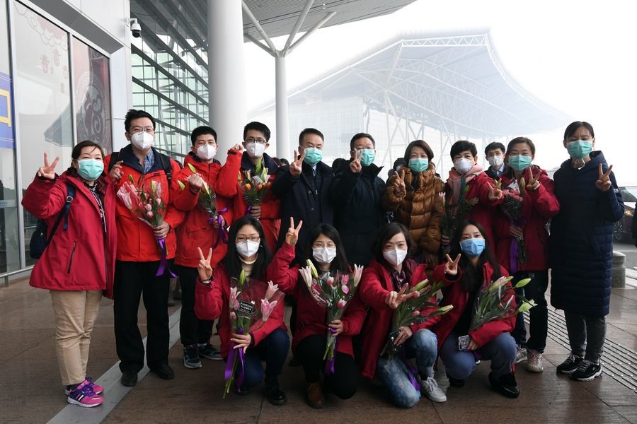 Nhóm y bác sĩ chụp ảnh chung trước khi khởi hành tại sân bay quốc tế Tân Hải Thiên Tân, ở Thiên Tân hôm 26.1. Một nhóm gồm 138 thành viên từ 32 bệnh viện ở Thiên Tân đi tới Vũ Hán tham gia chống dịch bệnh do virus corona đã cướp đi sinh mạng của ít nhất 80 người khắp Trung Quốc. Ảnh: Tân Hoa Xã.