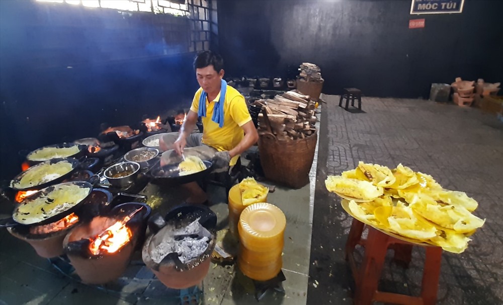 Ông Bùi Văn Phương (60 tuổi) người có thâm niên hơn mười năm đổ bánh tại chùa, cho biết: Dịp Tết, mỗi ngày thợ đổ bánh ở đây phải đổ từ lúc 6 giờ sáng đến khuya, khi nào hết khách mới nghỉ. Riêng ngày hôm qua (Mùng 2 Tết), lượng bột làm bánh đãi khách từ sáng đến 17 giờ đã hơn 160kg bột tính ra cũng khoảng 5.000 cái.