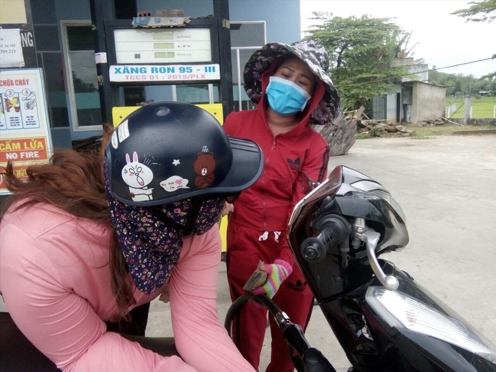 Nhiều người dân huyện Quế Sơn, Quảng Nam bắt đầu sử dụng khẩu trang y tế trước dịch viêm phổi cấp cho virus corona gây ra. Ảnh: Nhiệt Băng